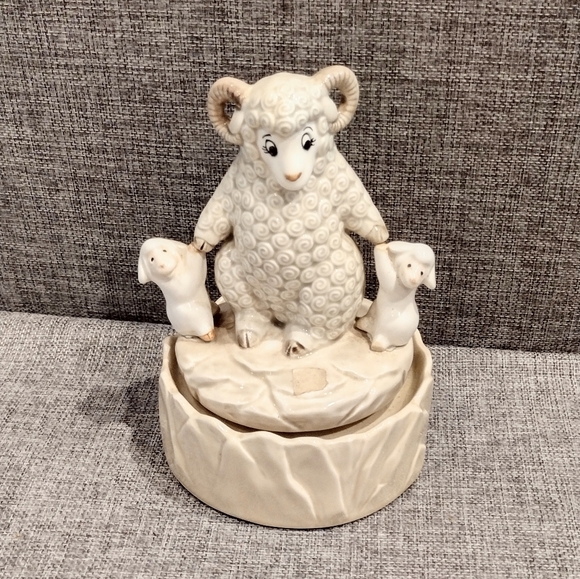 Mama Ram "Love Makes The World Go Round" Music Box - Picture 1 of 6